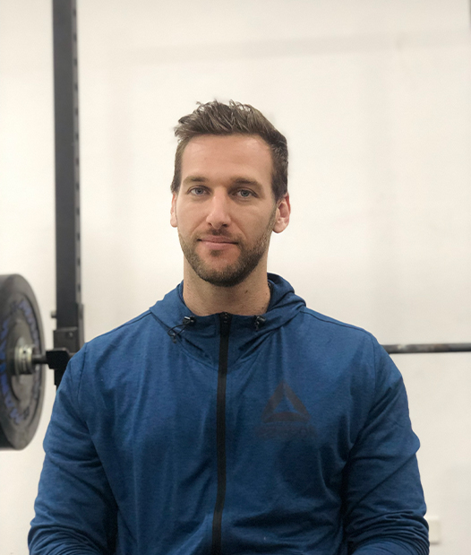 Entrenador en el gimnasio sonriendo